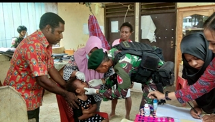 Satgas 754 Kostrad Peduli Masyarakat Kampung Rotea di Papua