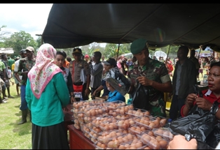 Prajurit TNI Yonif 411 Kostrad Bantu Dinas Ketahanan Pangan Merauke Gelar Pasar Murah