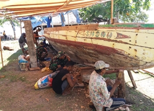 Prajurit TNI Satgas Yonif RK 136/TS Bantu Perbaiki Perahu Milik Warga