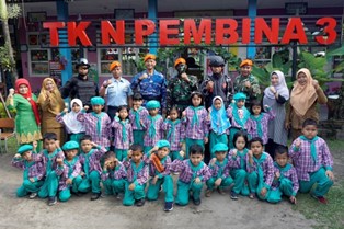YONKO 462 PASKHAS BERIKAN PEMAHAMAN PROFESI TNI SEJAK DINI