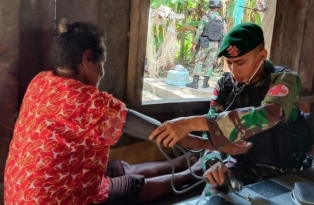 Sadar Pentingnya Kesehatan, Satgas 754 Kunjungi dan Obati Masyarakat
