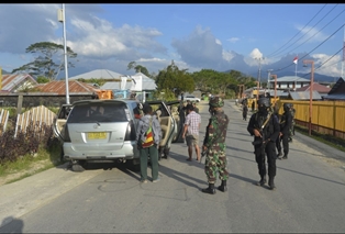 Satgas Pamrahwan Yonko 462 Paskhas Melaksanakan Sweeping Gabungan TNI � Polri