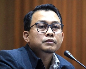 KPK Perpanjang Penahanan Tersangka Bupati Amril Mukminim Selama 40 Hari