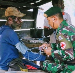 Peduli Warga Perbatasan, Satgas Pamtas Yonif 411 Kostrad Adakan Pengobatan Keliling