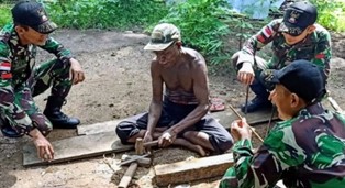 Prajurit Pamtas RI-PNG�Yonif 411�Kostrad�Kunjungi Warga Kondo
