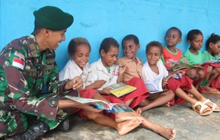 Perpustakaan Keliling TNI Hadir di SD YPK Toray Merauke   �