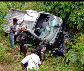 Anggota TNI Satgas Yonif 754 Bantu Korban Kecelakaan di Kampung Tarawasih Bonggo Timur Papua