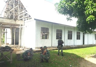 Satgas 754 Tunjukkan Sikap Toleransi Bahu Membahu Membangun Gereja   �