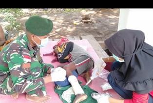 Tim Kesehatan Satgas Yonif 411 Kostrad dan Pustu Yanggandur Rawat Warga Sakit