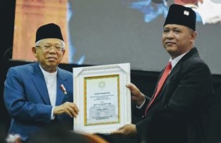 Wapres Terima Gelar Bapak Ekonomi Syariah dari UIN Riau