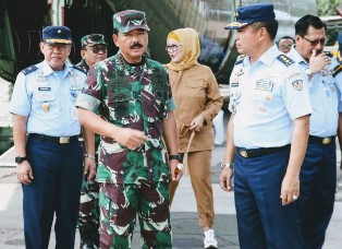 Panglima TNI Tinjau Kontainer Isolasi Medik Udara TNI AU