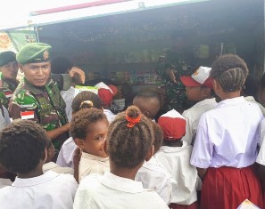Mobil Pintar Satgas Pamtas Kostrad Datangi Sekolah Perbatasan