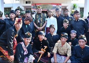 Kasum TNI Terima Gelar Adat Sasak �Adipati Yudha Negara�