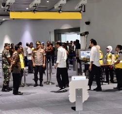 Panglima TNI Dampingi Presiden RI Tinjau Sterilisasi Bandara Soekarno Hatta   �