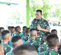 Kasum TNI: Satgas Pamtas Tetap Bangun Komunikasi dengan Masyarakat Perbatasan   �