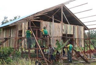 Prajurit TNI�Yonif 411�Kostrad Bantu Bangun Rumah Warga Perbatasan