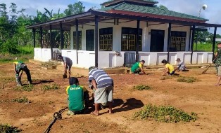 Satgas Yonif 411 Kostrad Gelar Karya Bhakti Kebersihan Masjid