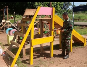 Pamtas Yonif 411 Bangun Taman Bermain Anak-Anak Kampung Toray Papua   �