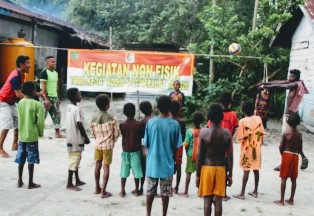 Personel TMMD Ajari Anak-Anak Pedalaman Main Bola Voli