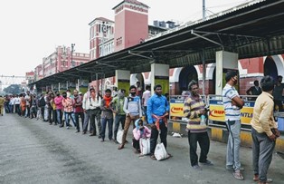 India Alami Kekacauan Akibat Terapkan 
