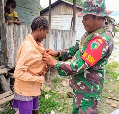 Satgas TMMD Bagikan Pakaian Layak Pakai Kepada Warga Kampung Epem