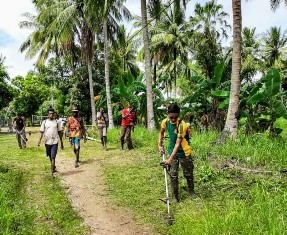 Personel Pamtas Kostrad dan Warga Kampung Kondo Gelar Karya Bhakti