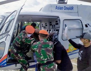 Satgas Pamrahwan Paskhas Bantu Evakuasi Medis Udara Masyarakat Asli Papua