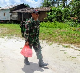 Prajurit TNI Keliling Kampung Layani Kesehatan Warga Pedalaman