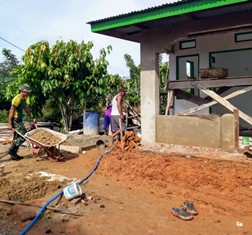 Prajurit�Pamtas Kostrad�Bantu Warga Bangun Mushola