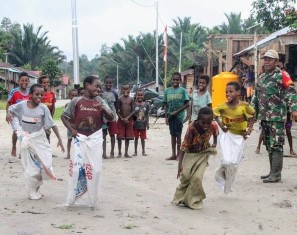 Prajurit TNI Hibur Anak-Anak di Pedalaman Papua   �