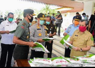 TNI Serahkan Ribuan APD dan Rapid Test Diterima Gubernur Riau