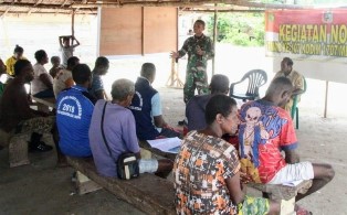 Personel TMMD Berikan Penyuluhan Bela Negara Masyarakat Kampung Epem