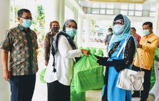 Gubsu Bagikan Sembako untuk Wartawan Ditengah Sulitnya Ekonomi Dampak Wabah Covid-19
