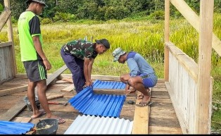 TMMD Bangun Rumah Tunggu di Pinggir Sungai Kampung Epem