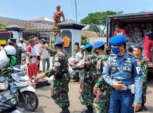 TNI Bagikan Paket Mie Instan Bagi Warga Jakarta Ditengah PSBB Diberlakukan