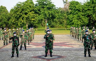 Cegah Covid-19, Danlanud Rsn Bagikan Masker untuk Personel