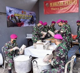 TNI-Polri Bantu Warga Siaga Dapur Umum Bagi Masyarakat Terkena Dampak Covid-19 �