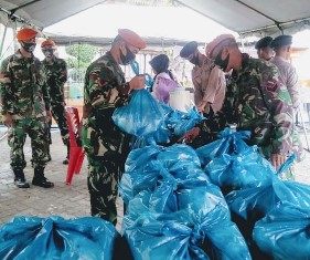 Batalyon Komando 462 Paskhas Berpartisipasi Dalam Kegiatan Posko Dapur Umum