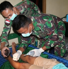 Personel Kesehatan Yonif 411 Kostrad Obati Warga Yang Mengalami Kecelakaan Tunggal   �