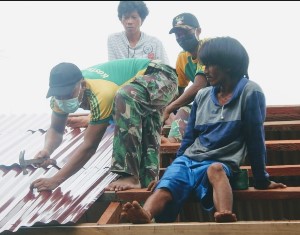 Prajurit Pamtas Yonif�411 Kostrad Bantu Pembangunan Rumah Warga Binaan