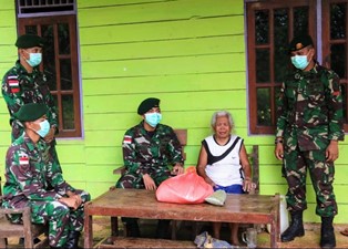 Berkah Ramadhan, Satgas Yonif 411 Kostrad Bagikan Sembako di Perbatasan