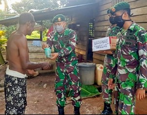 Prajurit TNI Yonif 41 Kostrad Bagikan Takjil di Tapal Batas