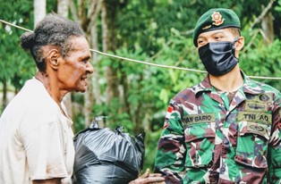 Yonif Kostrad Bagikan Sembako di Perbatasan RI-PNG Terdampak Covid-19