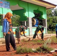 Satgas 411 Kostrad Bersihkan Masjid di Perbatasan