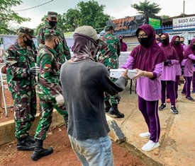 IKKT PWA Kogabwilhan II Beri Bagikan Takji dan Masker Dampak Pandemi Covid-19