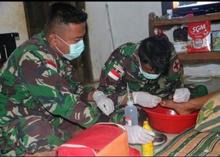 Warga Sipias Terluka Diobati Tim Kesehatan Satgas Yonif 411 Kostrad