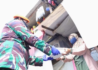 Bantuan Kemanusiaan OASE KIM dan Dharma Pertiwi Distribusikan Makanan Siap Saji