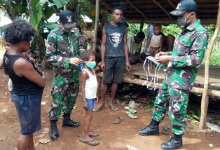 Satgas Yonif 411 Kostrad Bagikan Sembako dan Masker di Kampung Baidub Papua