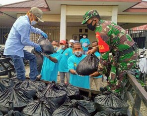 Babinsa Koramil Timika Bersama Relawan Covid-19 Bagikan Sembako
