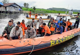 Satgas Pamrahwan Yonko 462 Paskhas Bantu Evakuasi Jatuhnya Pesawat di Danau Sentani